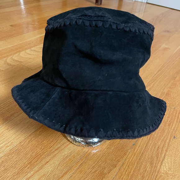 Liz Claiborne Suede Bucket Hat - Picture 4 of 7
